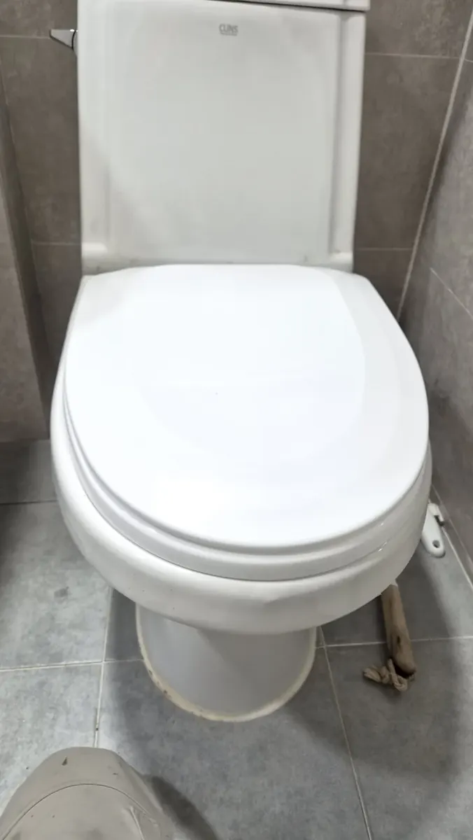 변기 시트 교체 — 덮개를 닫은 새 변기 시트